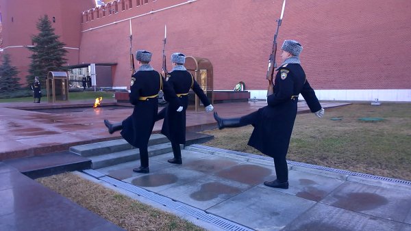 Почётный караул у вечного огня в Москве