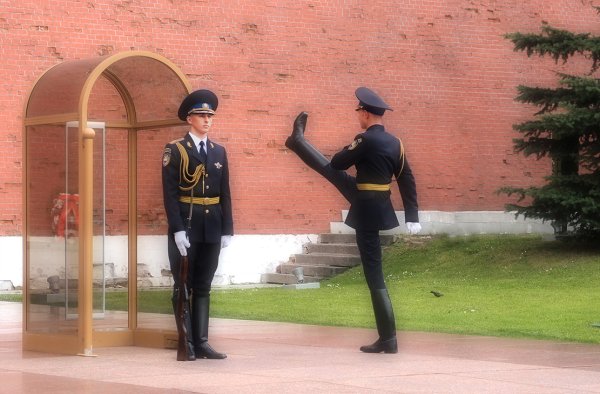 Почётный караул у вечного огня в Москве