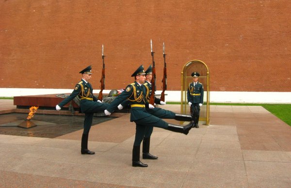 Могила неизвестного солдата караул