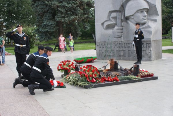Памятник Обелиск вечный огонь