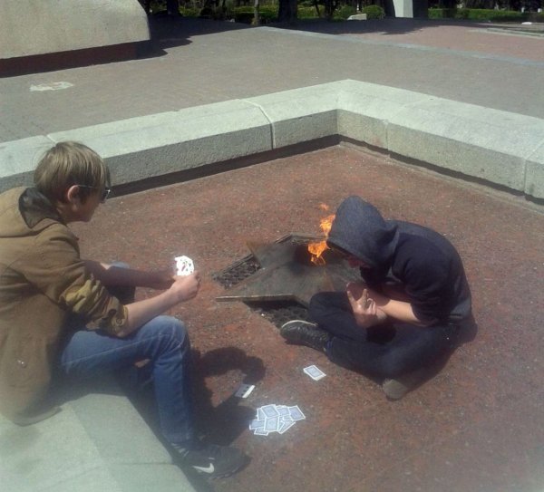 Молодежь у вечного огня