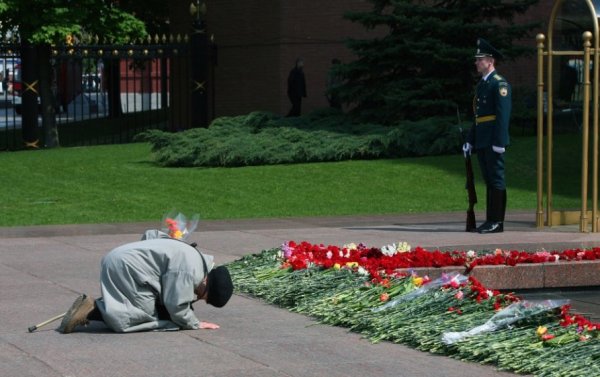 Люди у памятника неизвестному солдату в Москве