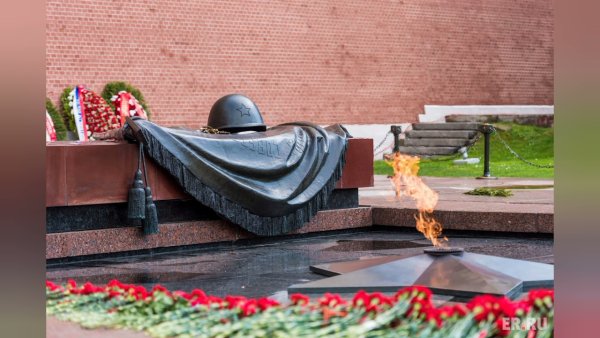 Каска на могиле неизвестного солдата