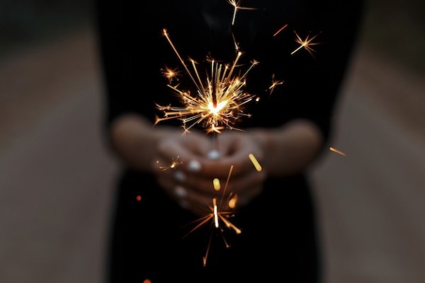 Бенгальский огонек в руке женской