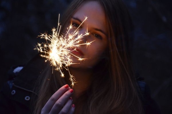 Девушка с бенгальским огнем в руке