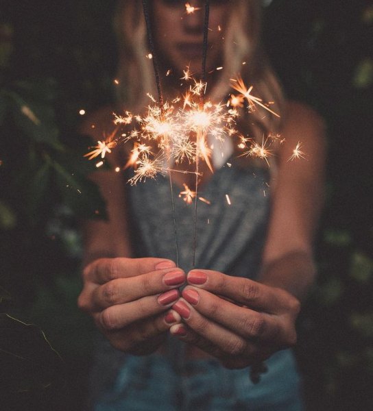 Бенгальский огонь в руке