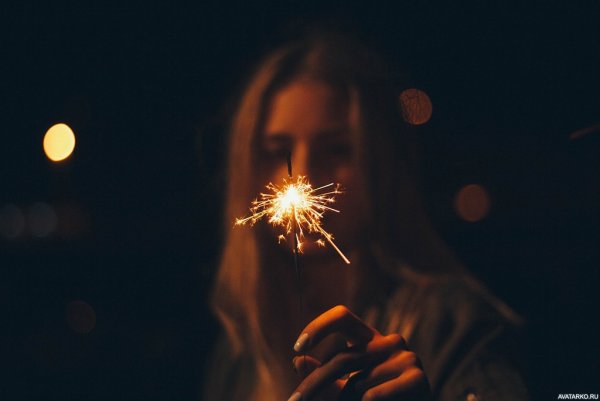 Девушка с бенгальским огнем