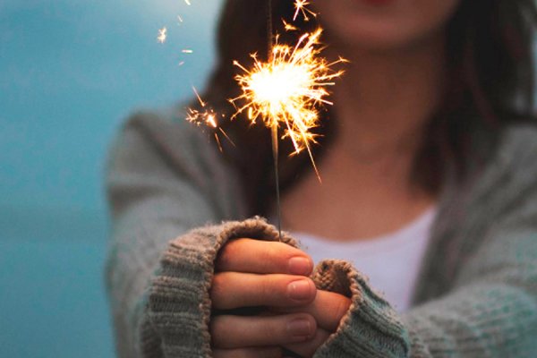 Фото с бенгальскими огнями в лесу