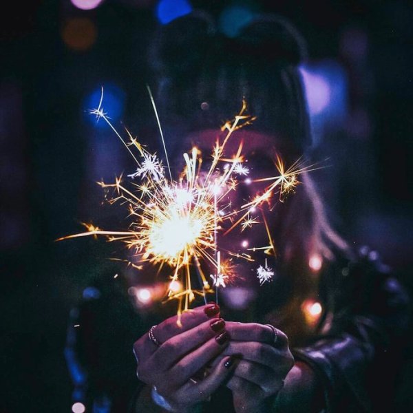 Дквушка с бенгальским огнём