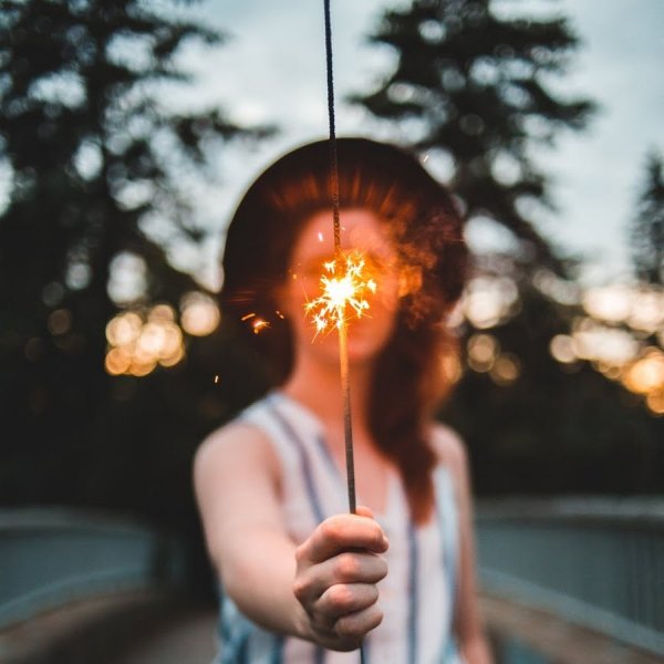 Девушка с бенгальским огнем