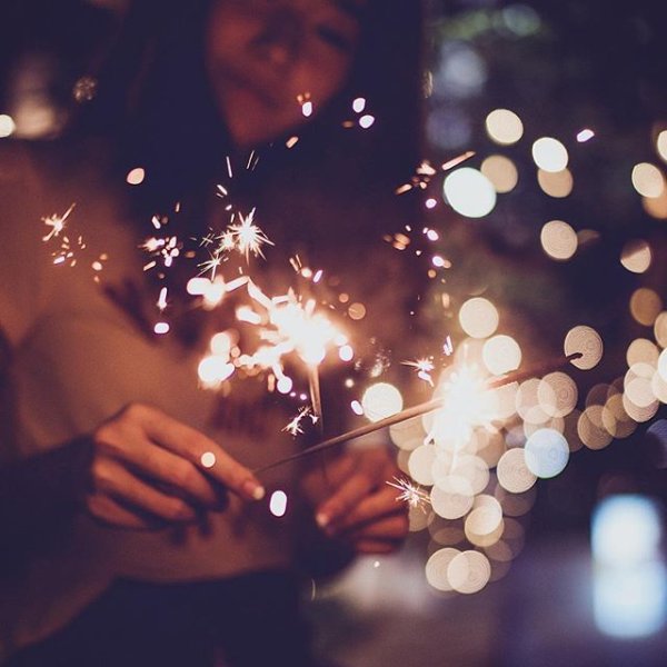 Девушка с бенгальским огнем зимнее