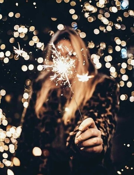 Дквушка с бенгальским огнём