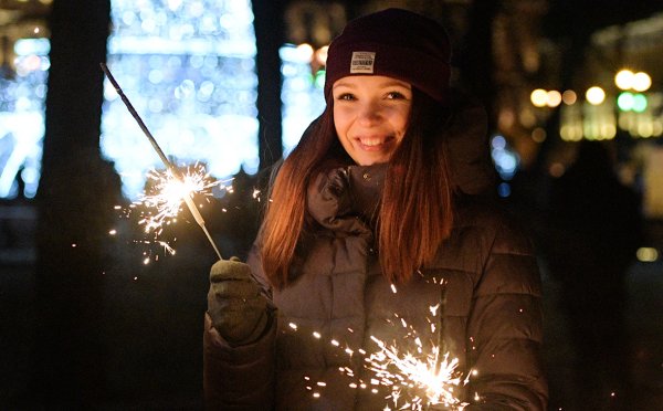 Девушка с бенгальским огнем