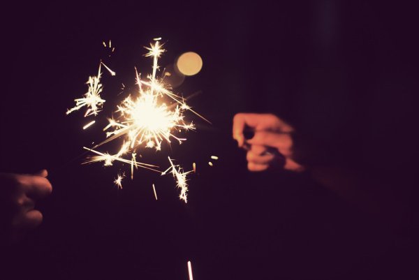 Парень и девушка с бенгальскими огнями