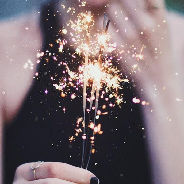 Девушка с бенгальским огнем