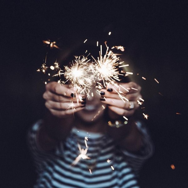 Брюнетка с бенгальскими огнями