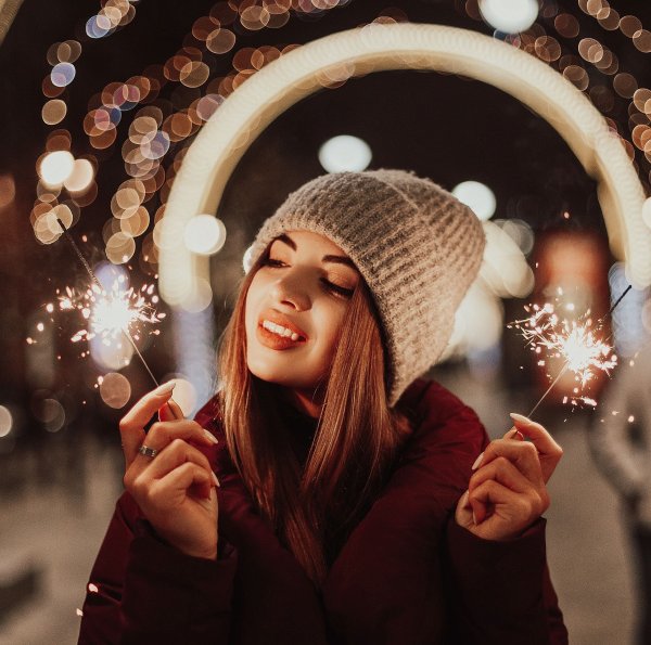 Девушка с бенгальским огнем