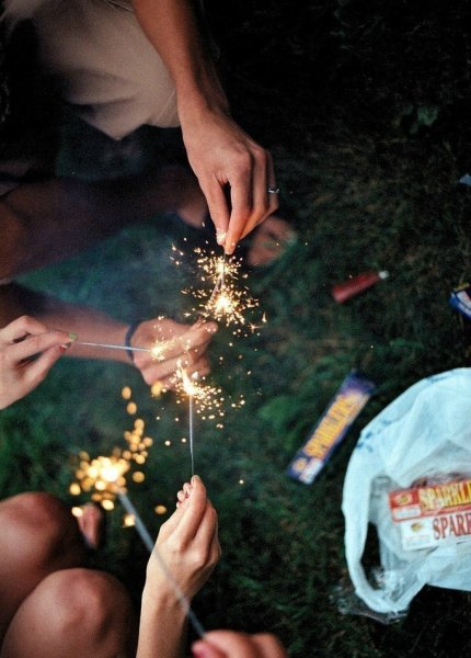 Брюнетка с бенгальскими огнями