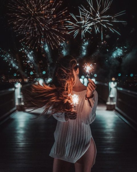 Дквушка с бенгальским огнём