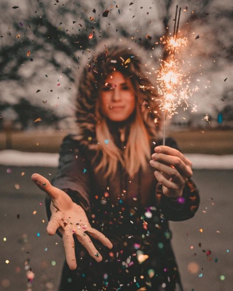 Девушка с бенгальским огнем