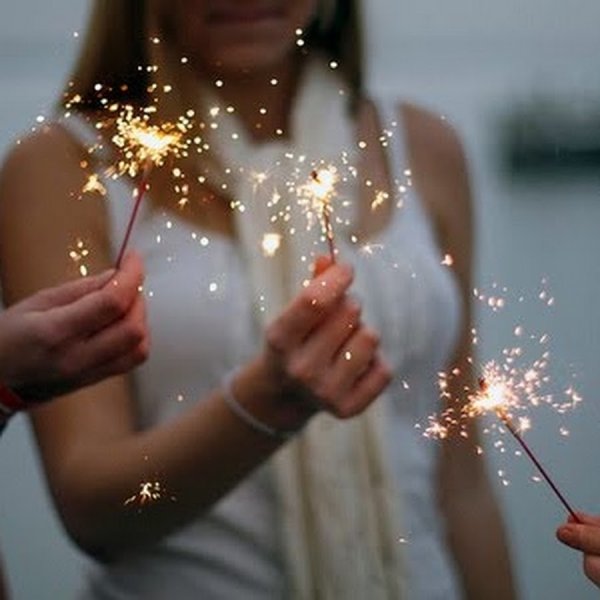 Девушка со спины блондинка с бенгальскими огнями