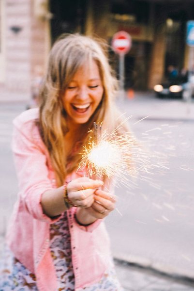 Девушка с бенгальским огнем днем