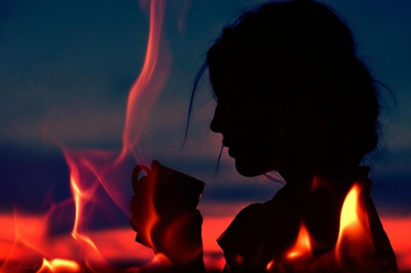 Женский силуэт в огне