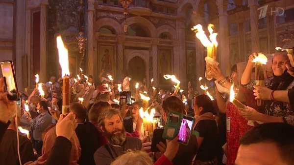 Благодатный огонь в храме Господня в Иерусалима