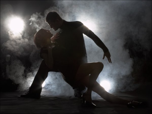 Танцующая пара в темноте