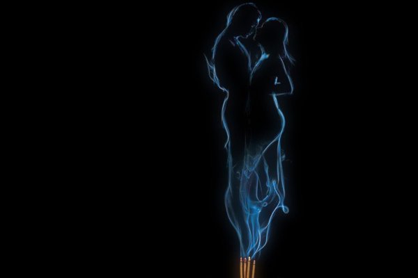 Мужчина и женщина из дыма