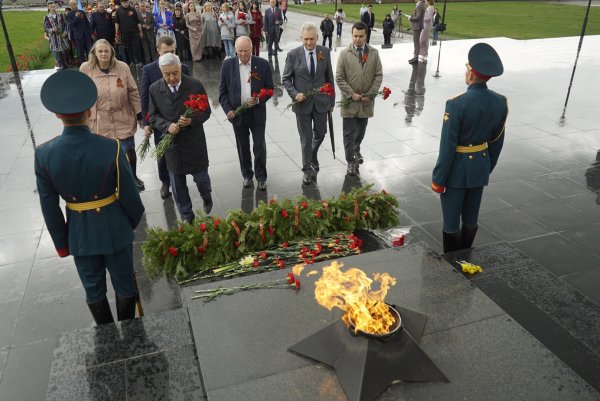 Возложение цветов к памятнику неизвестного солдата ветеранами