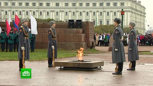 Вечный огонь на Марсовом поле в Санкт-Петербурге