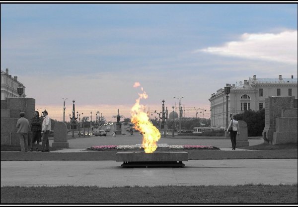 Вечный огонь на Марсовом поле в Санкт-Петербурге
