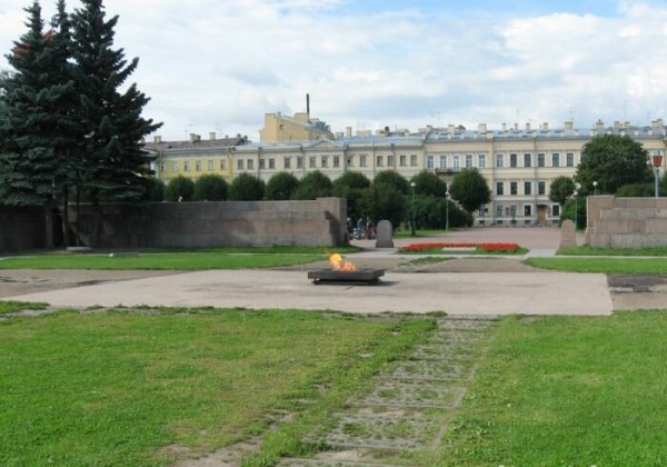Зажегся огонь в Санкт-Петербурге на Марсовом поле.