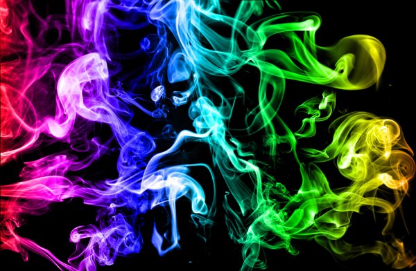 Разноцветный дым на черном фоне