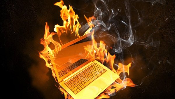 Горящий ноутбук