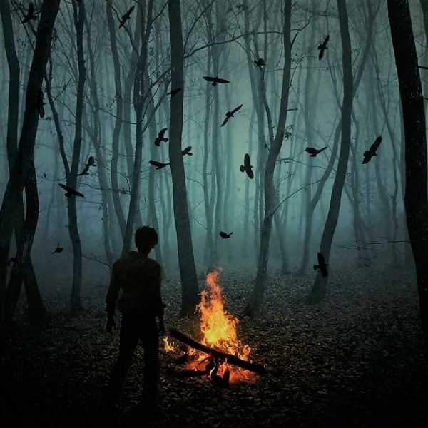 Парень в темном лесу