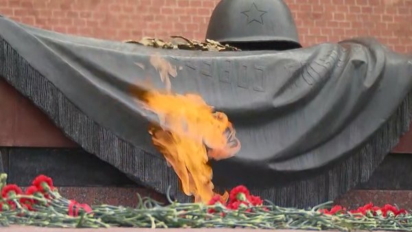 Мемориал неизвестного солдата у кремлевской стены в Москве