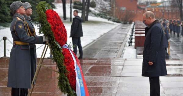 Возложение венков к могиле неизвестного солдата