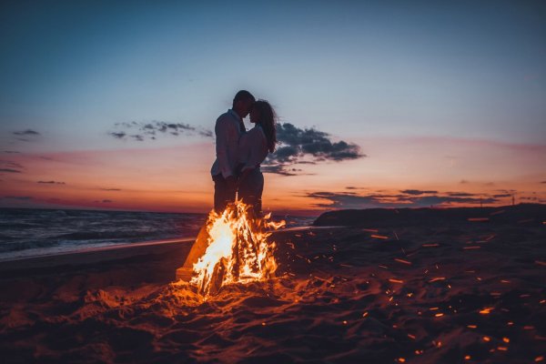 Костер на берегу моря