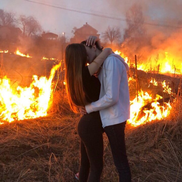 Парень и девушка в огне