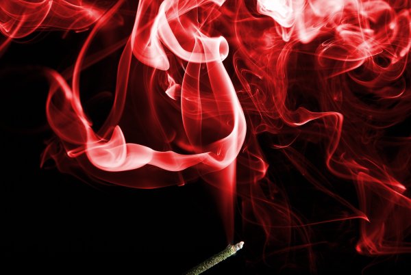 Черно красный дым
