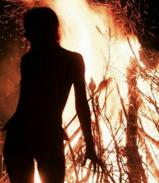 Человек на фоне огня