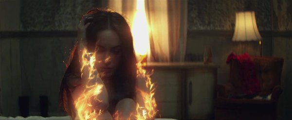 Меган Фокс с огнем