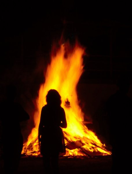 Красивая девушка у костра