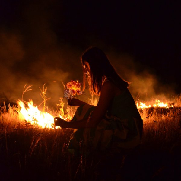 Девушка возле костра