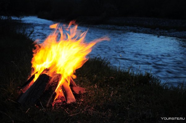 Костер возле реки