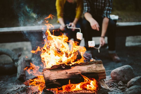 Руки у костра