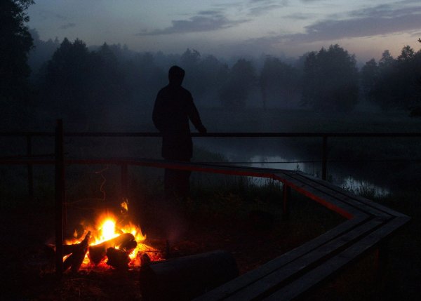 Парень у костра