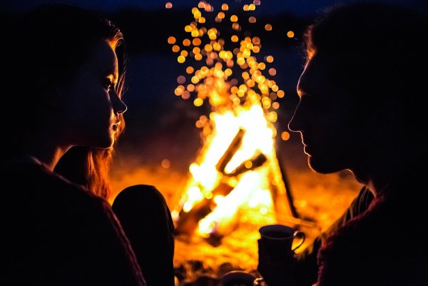 Влюбленные у костра